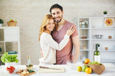Mutfakta genç bir çift.