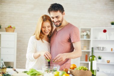 Mutfakta genç bir çift.