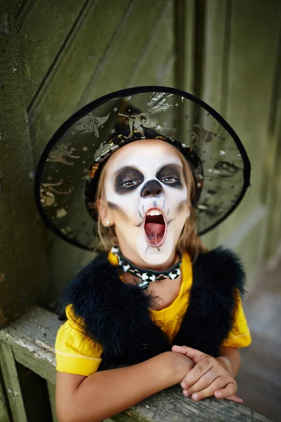 Menina de Halloween com rosto pintado — Fotografia de Stock