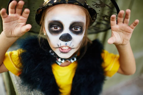 Хэллоуин девушка с нарисованным лицом — стоковое фото