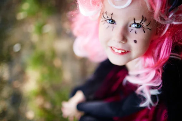 Niña con peluca rosa y pestañas pintadas —  Fotos de Stock