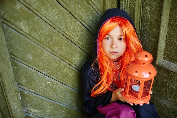 Meisje in Halloween kleding bedrijf lantaarn — Stockfoto