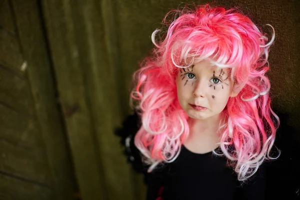 Chica de Halloween con el pelo rosa — Foto de Stock