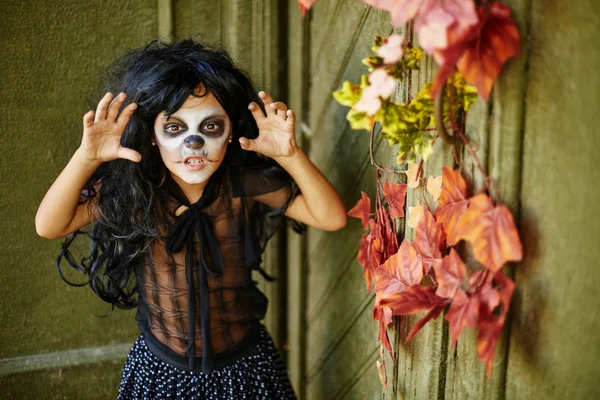 Разъяренная девушка в костюме Хэллоуина — стоковое фото