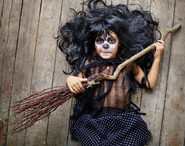 Mała czarownica z miotły — Zdjęcie stockowe
