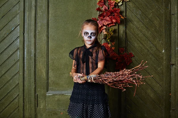 Küçük cadı kız holding süpürge — Stok fotoğraf