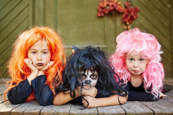 girls in Halloween wigs