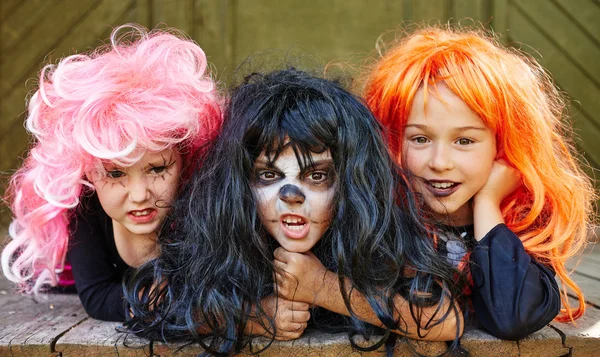 Пугающие ведьмы в париках — стоковое фото