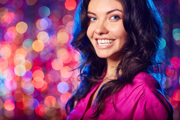 Jovem sorrindo mulher morena — Fotografia de Stock