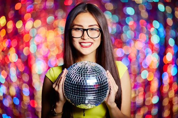 Szykowny dziewczyna z disco ball — Zdjęcie stockowe