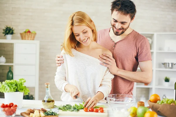 Frau schneidet mit ihrem Mann Salat — Stockfoto