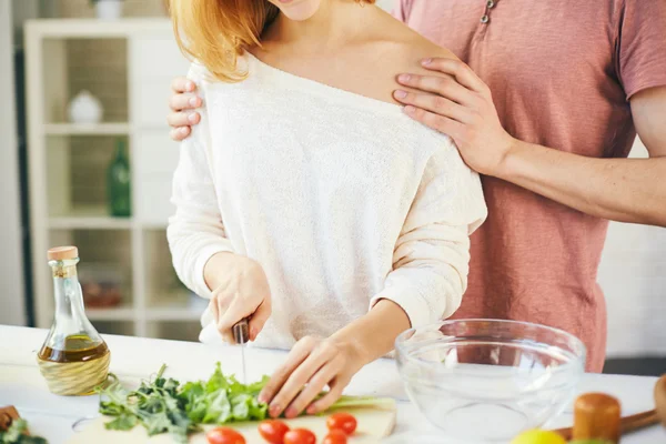 Frau schneidet mit ihrem Mann Salat — Stockfoto