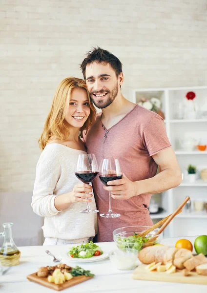 Пара с красным вином на кухне — стоковое фото