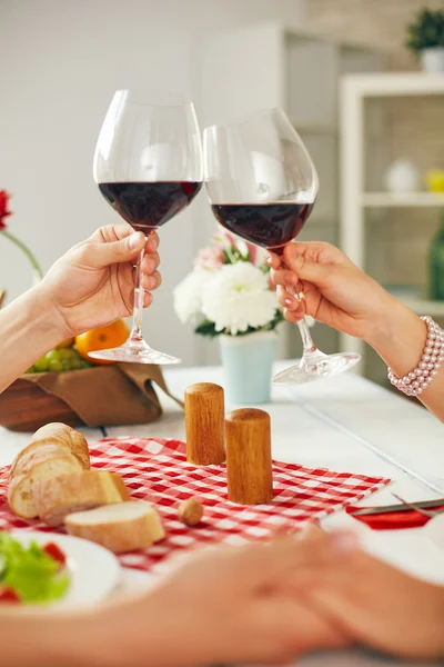 Пара с бокалами красного вина — стоковое фото