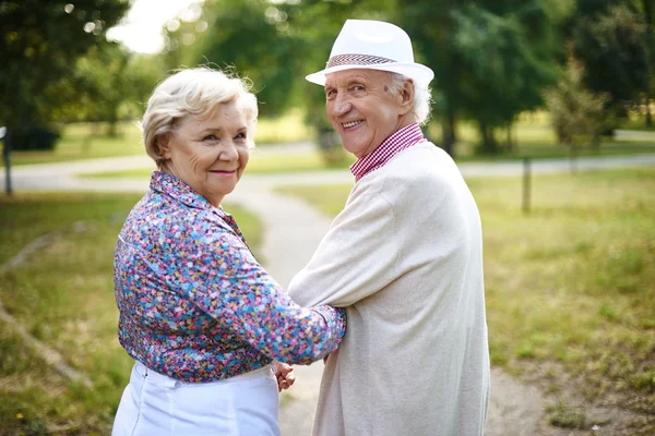 Feliz pareja de ancianos en el parque — Foto de Stock