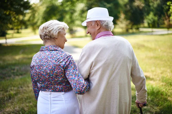 Senior paar nemen lopen — Stockfoto