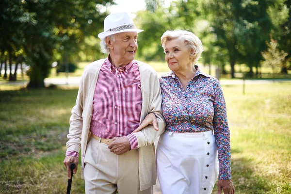Äldre par i smart casual — Stockfoto