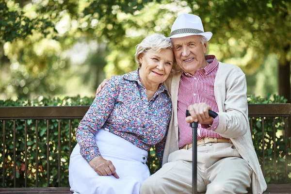 Äldre par sitter på bänken — Stockfoto