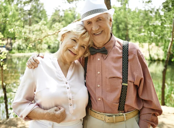 Glad äldre par — Stockfoto