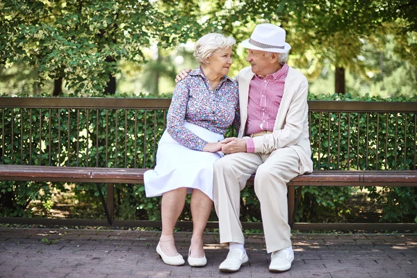 Äldre par sitter på bänken — Stockfoto