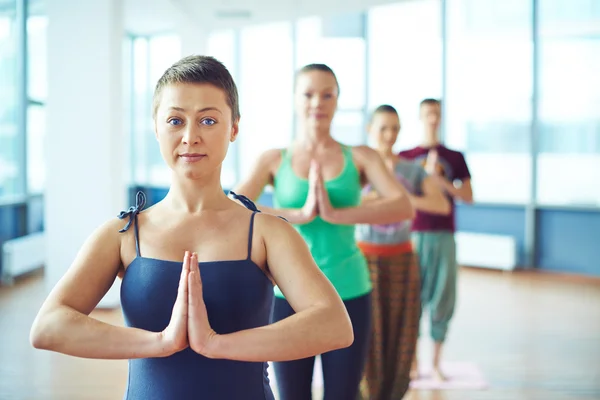 Menschen zeigen Yoga-Übungen — Stockfoto