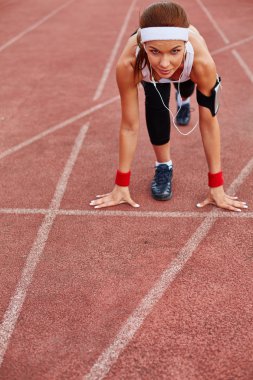 başlangıç çizgisinde duran kadın