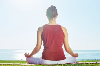 Lotus poz oturan kadın