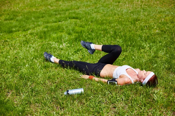 Woman exercising on lawn — ストック写真