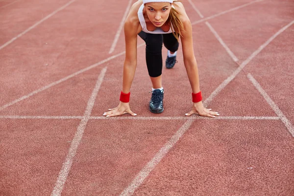 Woman standing at start line — Stock Photo, Image