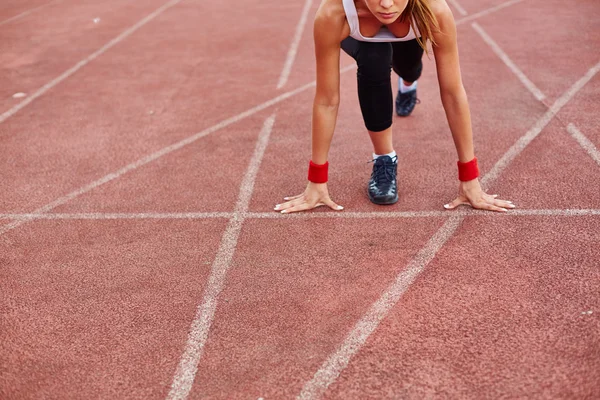 Mujer deportiva en pista de carreras — Foto de Stock