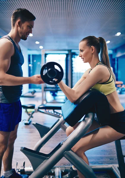Kvinna att stärka armmuskler med tränare — Stockfoto