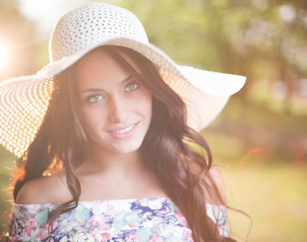 Mutlu bir kadın şapkalı — Stok fotoğraf