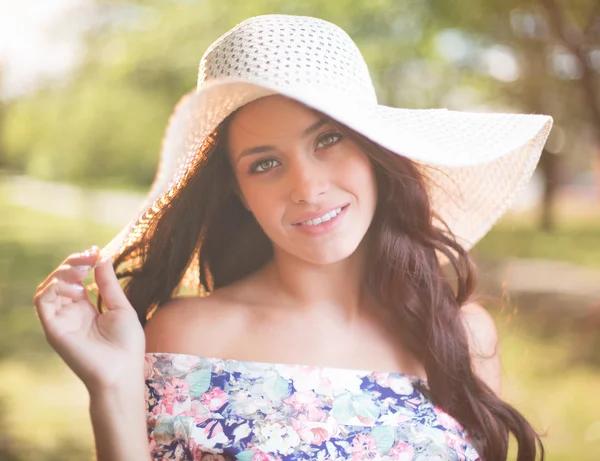 Bella giovane donna in cappello — Foto Stock