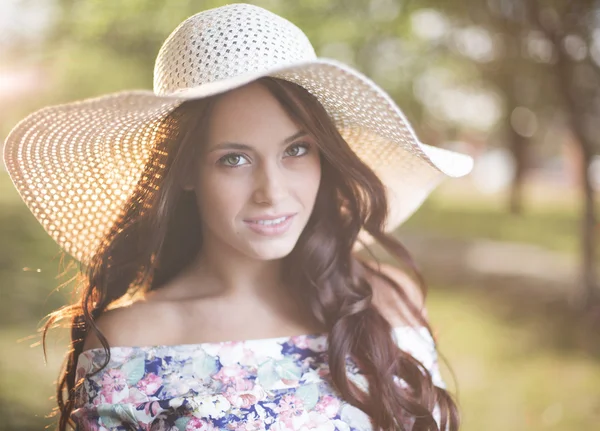 Vacker flicka i hatt — Stockfoto