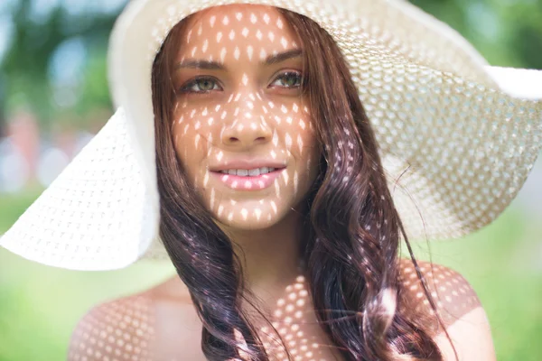 Donna in cappello godendo giornata di sole — Foto Stock