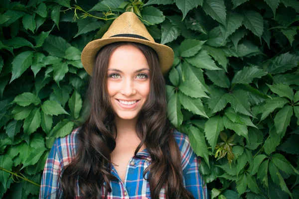Woman in cowgirl hat and shirt — Stockfoto