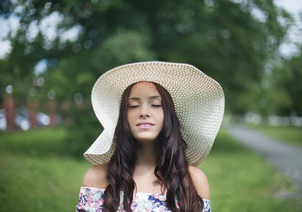 Chica en sombrero con los ojos cerrados — Foto de Stock