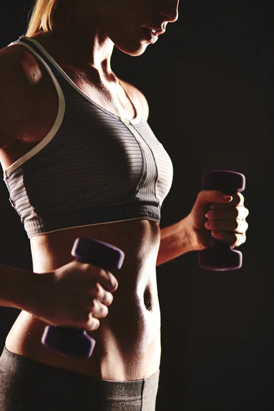 Mujer haciendo ejercicio con pesas Imagen de archivo