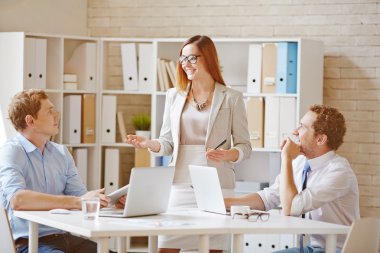 onun fikri için ortak çalışanlar açıklayan iş kadını