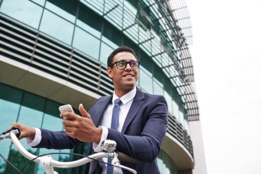 Bisiklet üzerinde cep telefonu ile işadamı