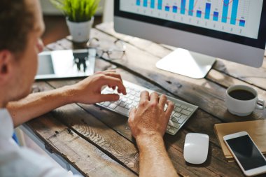 Bilgisayar başında oturan işadamı