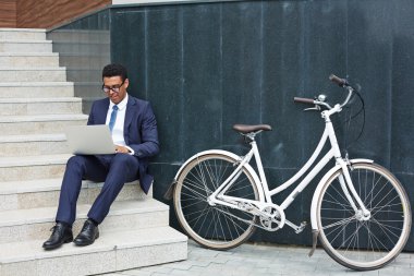 merdivenlerde oturan ve ağ çalışan