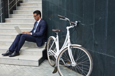 merdivenlerde oturan ve ağ çalışan