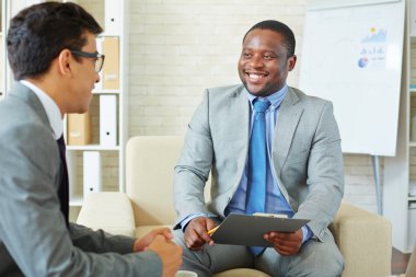 Ortaklar toplantısı, ofiste