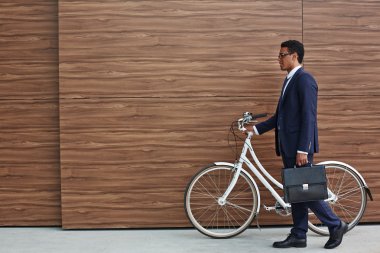 Evrak çantası ve bisiklet ile işadamı