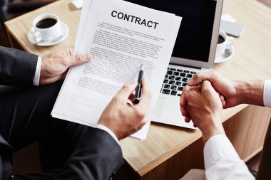 Ortağına sözleşme ayrıntılarını açıklayan işadamı