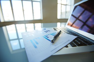 Elektronik Tablo statik ve dizüstü bilgisayar ile