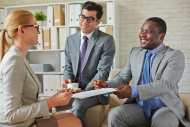 Bir kadın için uzanarak işadamları sözleşme