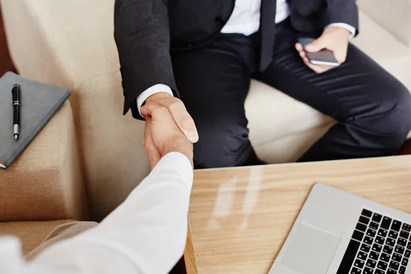 Empresarios dándose la mano —  Fotos de Stock