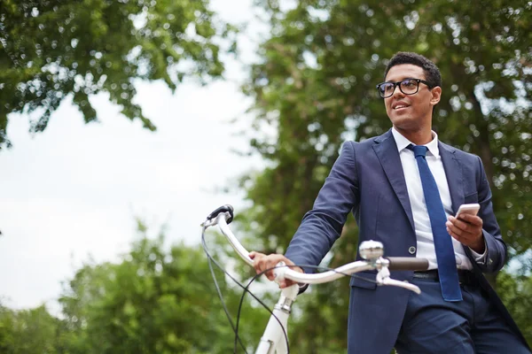 Geschäftsmann mit Handy und Fahrrad — Stockfoto